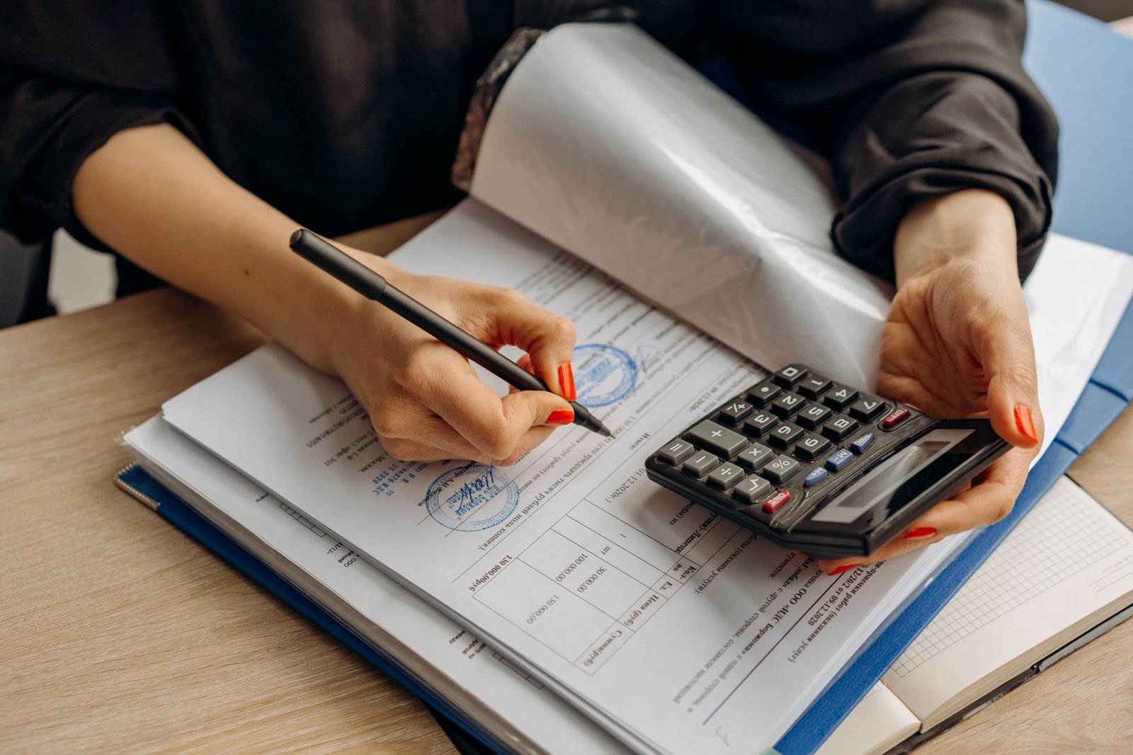 Tableau de bord financier sur écran, graphiques de ratios et rapport d’audit FinanceCheck Rapid.