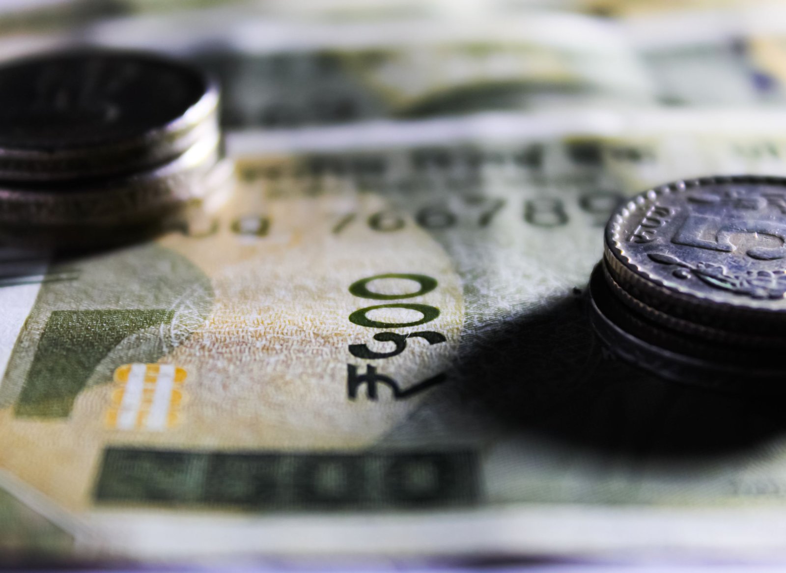 Billets et pièces indiennes près d'un convertisseur affichant un taux de change en euros, style clair.